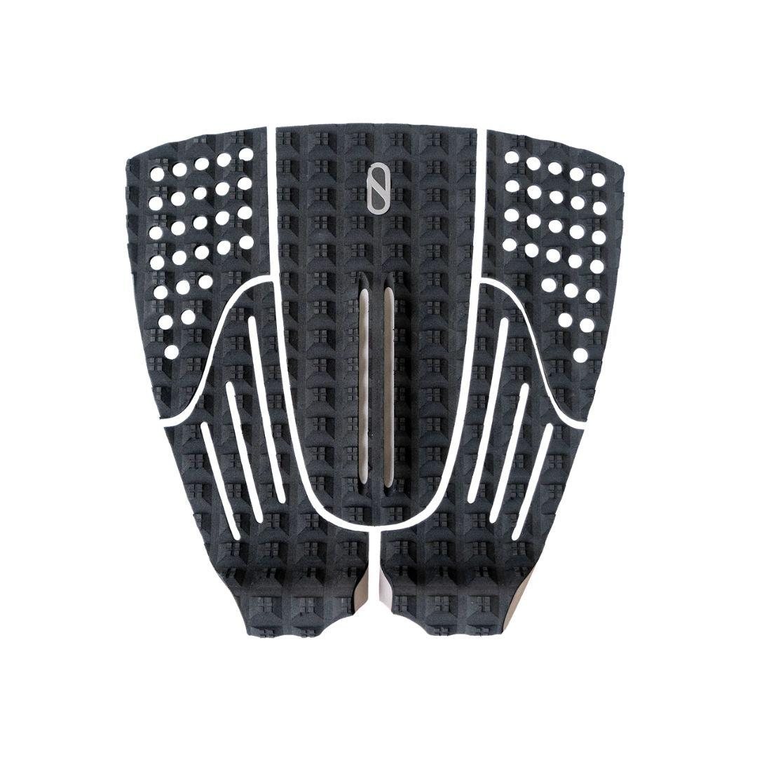 Vista frontal del grip de surf trasero Slater Designs 5 Piece Action Pad negro y gris, arco bajo central con ranura gris, recortes circulares en piezas laterales, textura de diamante y logo gris.
