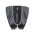 Vista frontal del grip de surf trasero Slater Designs 5 Piece Action Pad negro y gris, arco bajo central con ranura gris, recortes circulares en piezas laterales, textura de diamante y logo gris.