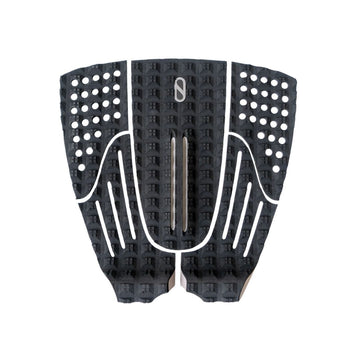 Vista frontal del grip de surf trasero Slater Designs 5 Piece Action Pad negro y gris, arco bajo central con ranura gris, recortes circulares en piezas laterales, textura de diamante y logo gris.