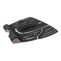 Grip de surf trasero Slater Designs 5 Piece Action Pad negro y gris en perspectiva, mostrando el arco bajo con ranuras paralelas, kick tail con corte en V, textura de diamante BLOOM y adhesivo 3M gris.