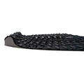 Detalle lateral del grip de surf trasero Slater Designs 5 piezas negro y gris, vista de perfil que muestra la altura del kick tail, textura de diamante BLOOM y el adhesivo 3M gris en la base.
