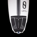 Vista cenital del grip trasero Slater Designs 5 piezas negro instalado en tabla Slater Designs Sci-Fi Tomo LFT blanca, mostrando cobertura completa de cola con textura de diamante y arco central.