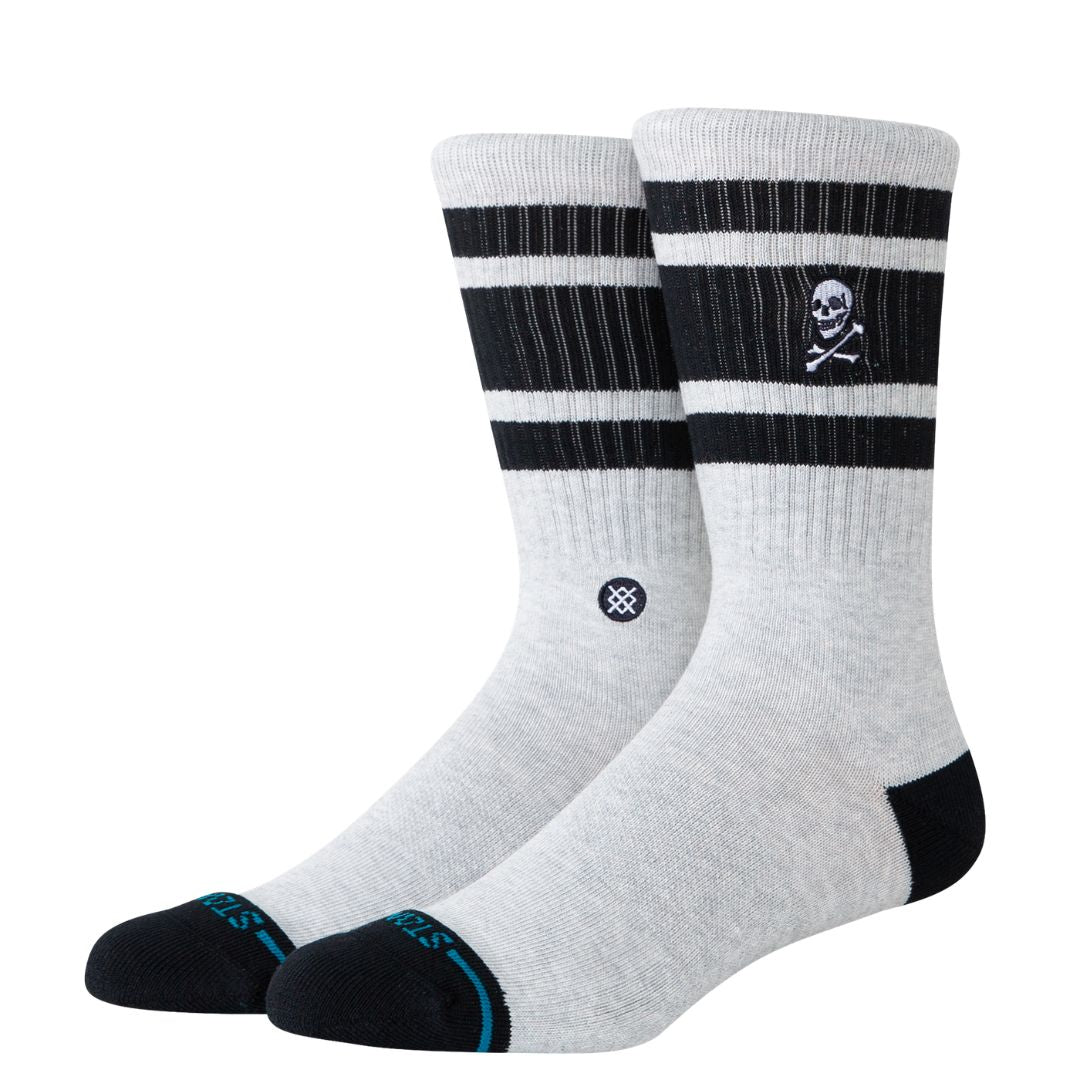 Stance Boyd Skull Crew heather grey, calcetines crew con diseño de calavera, rayas negras distintivas y talón y puntera en contraste negro.