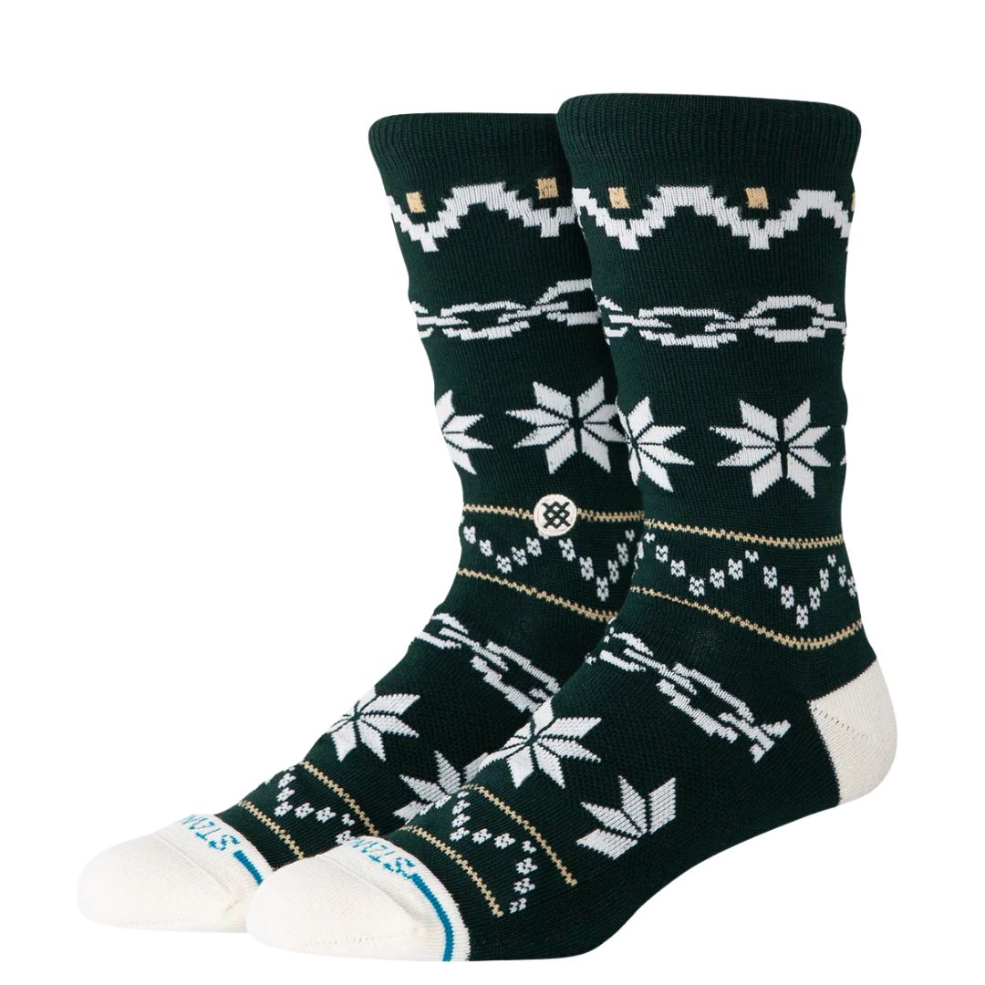 Calcetines Stance Break The Season Crew en color verde pino con estampado invernal blanco y detalles dorados, vista en perspectiva lateral.