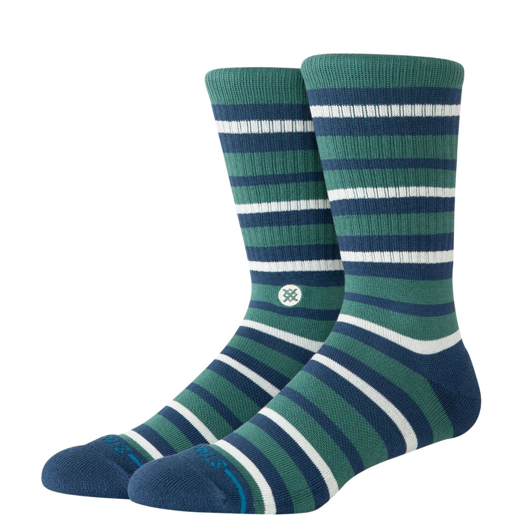 Stance Brett Crew verde teal con diseño de rayas azul marino y blancas, calcetines crew con refuerzo en talón y puntera en contraste.
