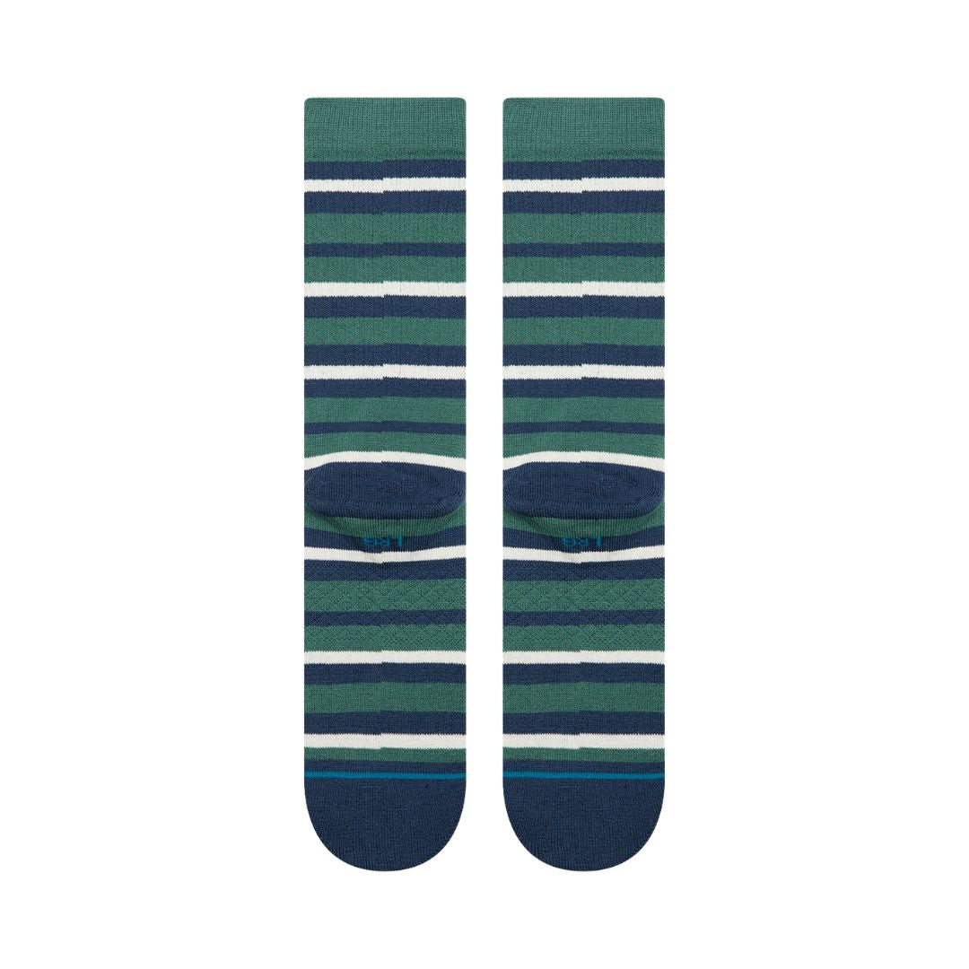 Stance Brett Crew teal vista trasera, calcetines crew a rayas verde y azul marino con logo circular bordado y detalle azul en la puntera.