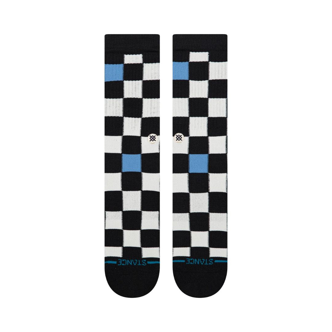Stance Chef Check Crew black, calcetines crew negros con diseño checker blanco y negro y detalle de cuadro azul.