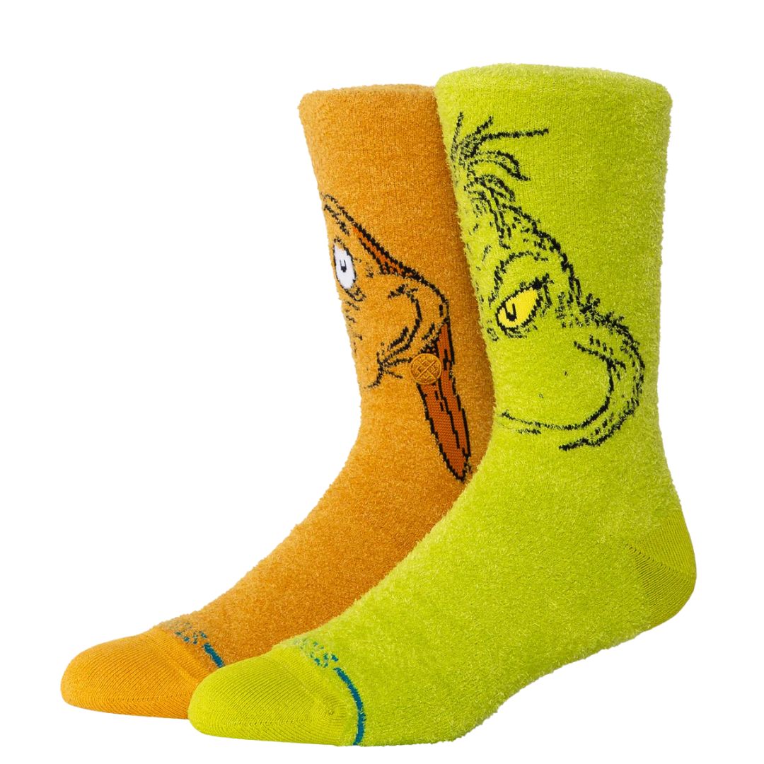 Calcetines Stance Grinch And Max Crew con diseño navideño de The Grinch y su perro Max, colores verde lima y naranja, vista lateral en perspectiva.