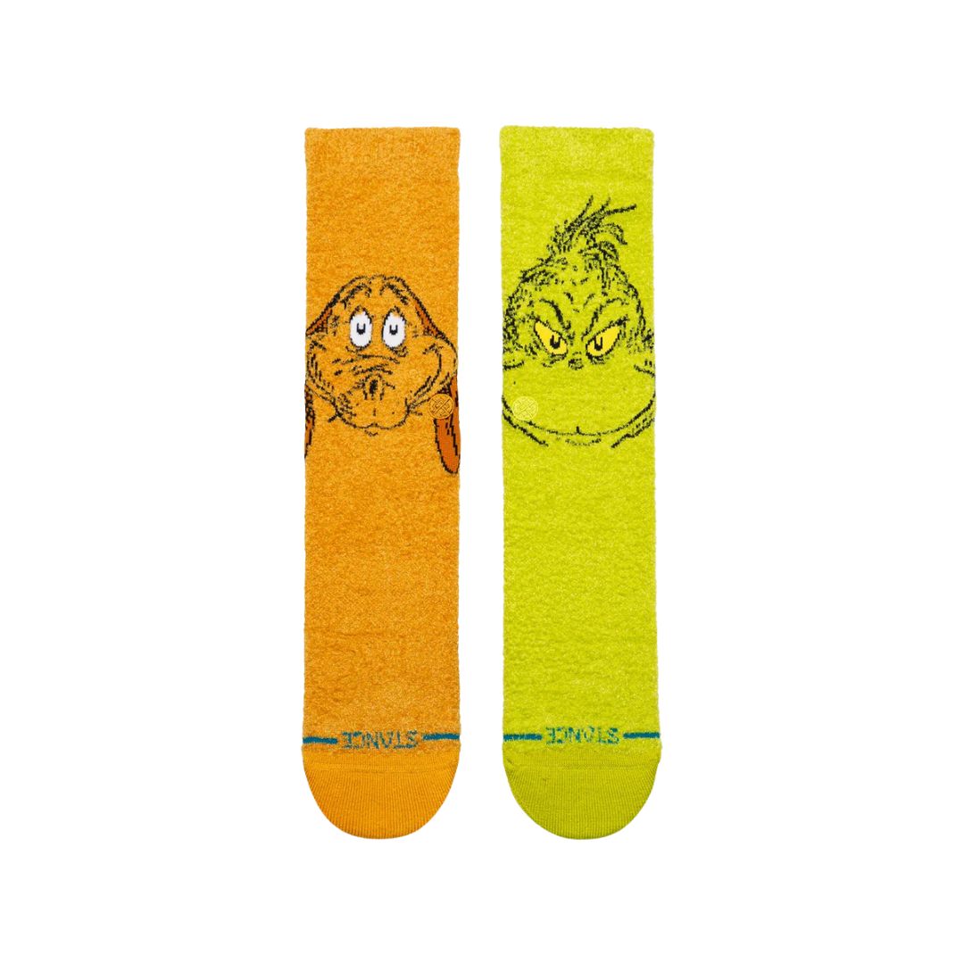 Calcetines Stance Grinch And Max Crew, uno verde lima con el personaje The Grinch y otro naranja con su perro Max, vista superior extendida.