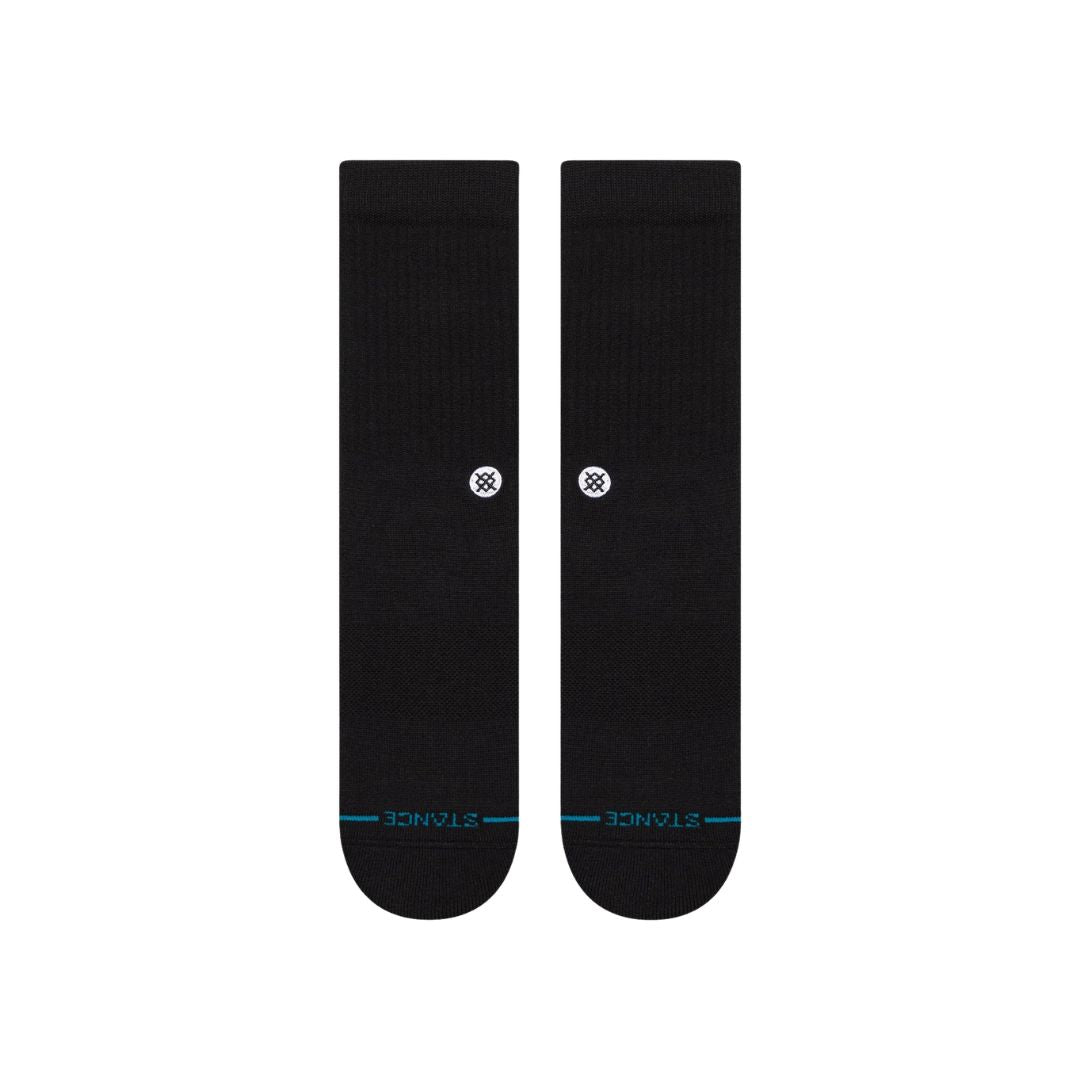 Calcetines Stance Icon Crew black white vista frontal, calcetines crew negros con logo bordado blanco y puntera reforzada.