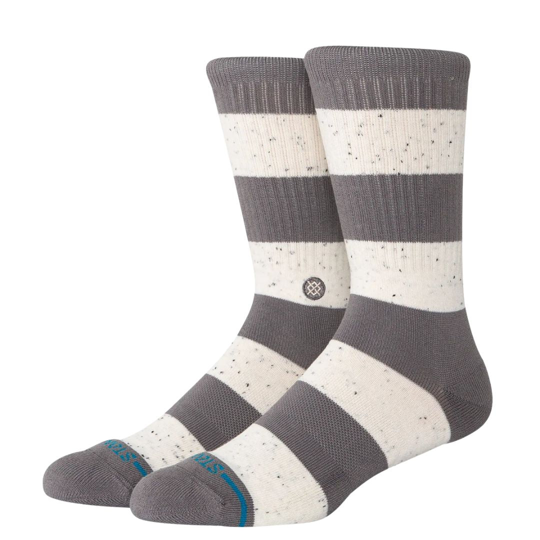 Calcetines Stance Nep Stripe Crew en tonos gris y blanco con acabado moteado, vista lateral en perspectiva.