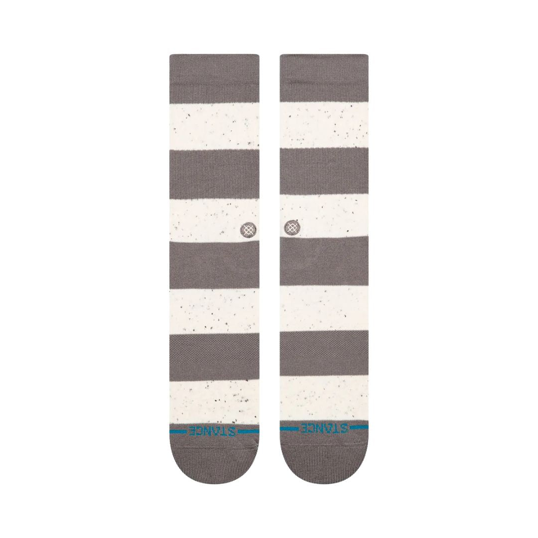 Calcetines Stance Nep Stripe Crew gris y blanco con textura nep moteada, vista superior con logotipo Stance.