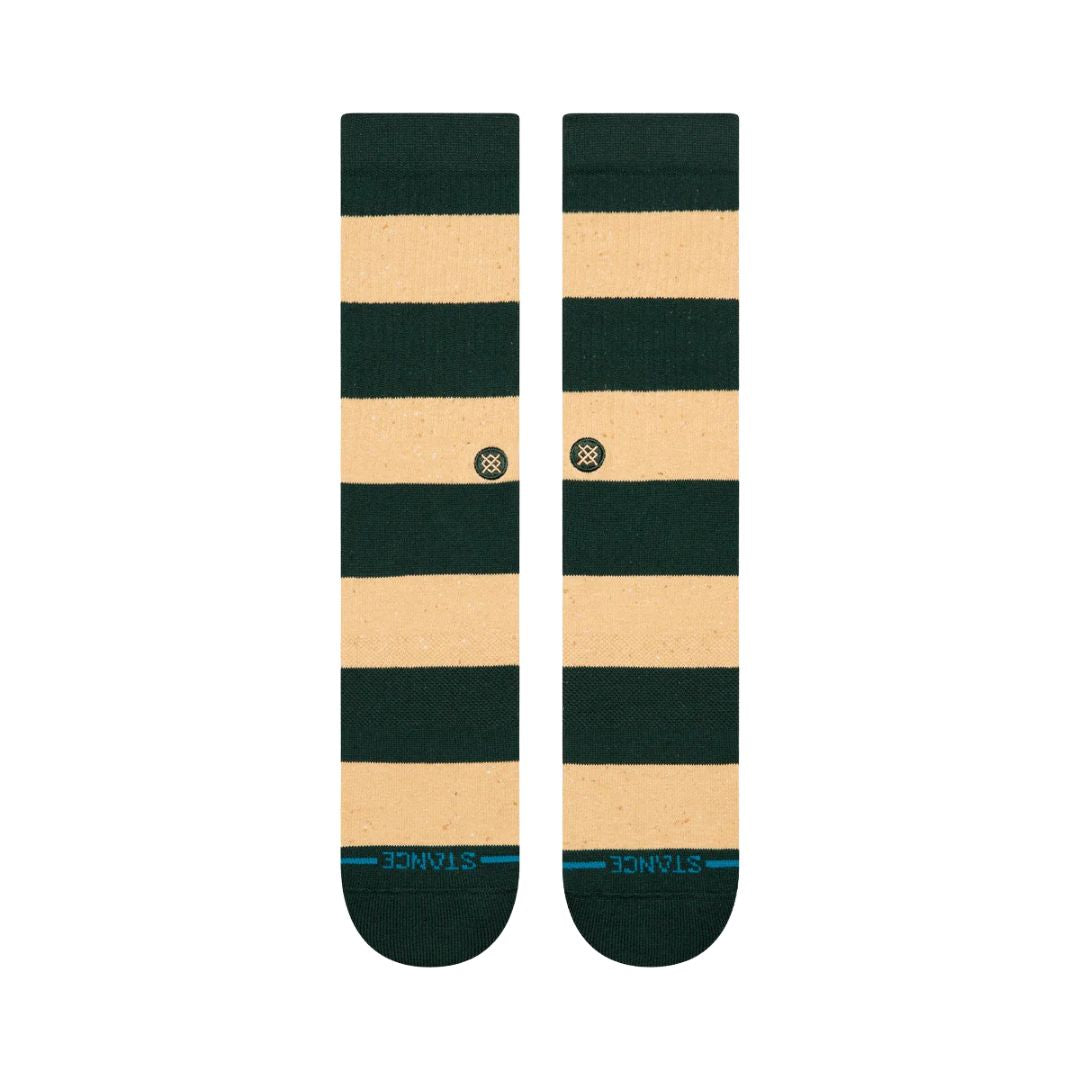 Calcetines Stance Nep Stripe Crew verde pino y beige, vista superior extendida con logotipo Stance.