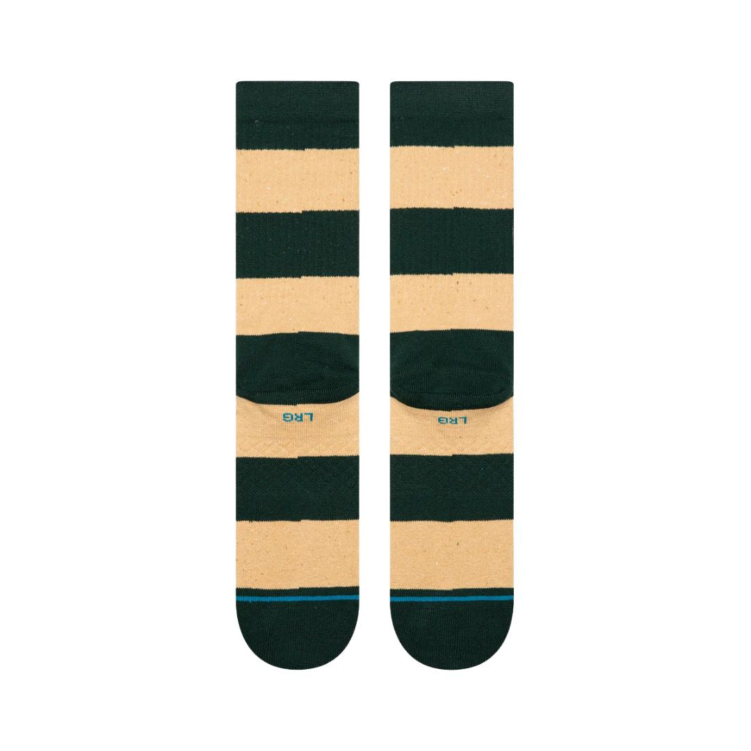 Parte inferior de los calcetines Stance Nep Stripe Crew verde pino y beige, vista extendida horizontal.