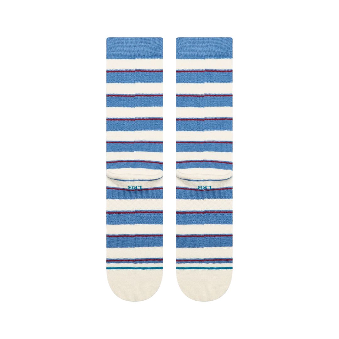 Stance Striped It Crew azul capri vista trasera, calcetines crew a rayas azul claro y blanco con detalle rojo y logo circular bordado.