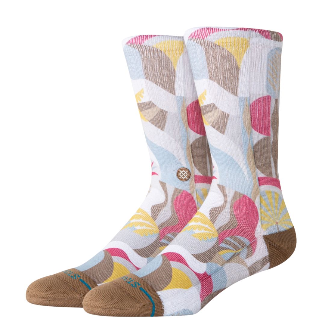 Calcetines Stance Tropiclay Honey altura crew con estampado tropical multicolor y refuerzo en puntera y talón marrón miel, vista en perspectiva.