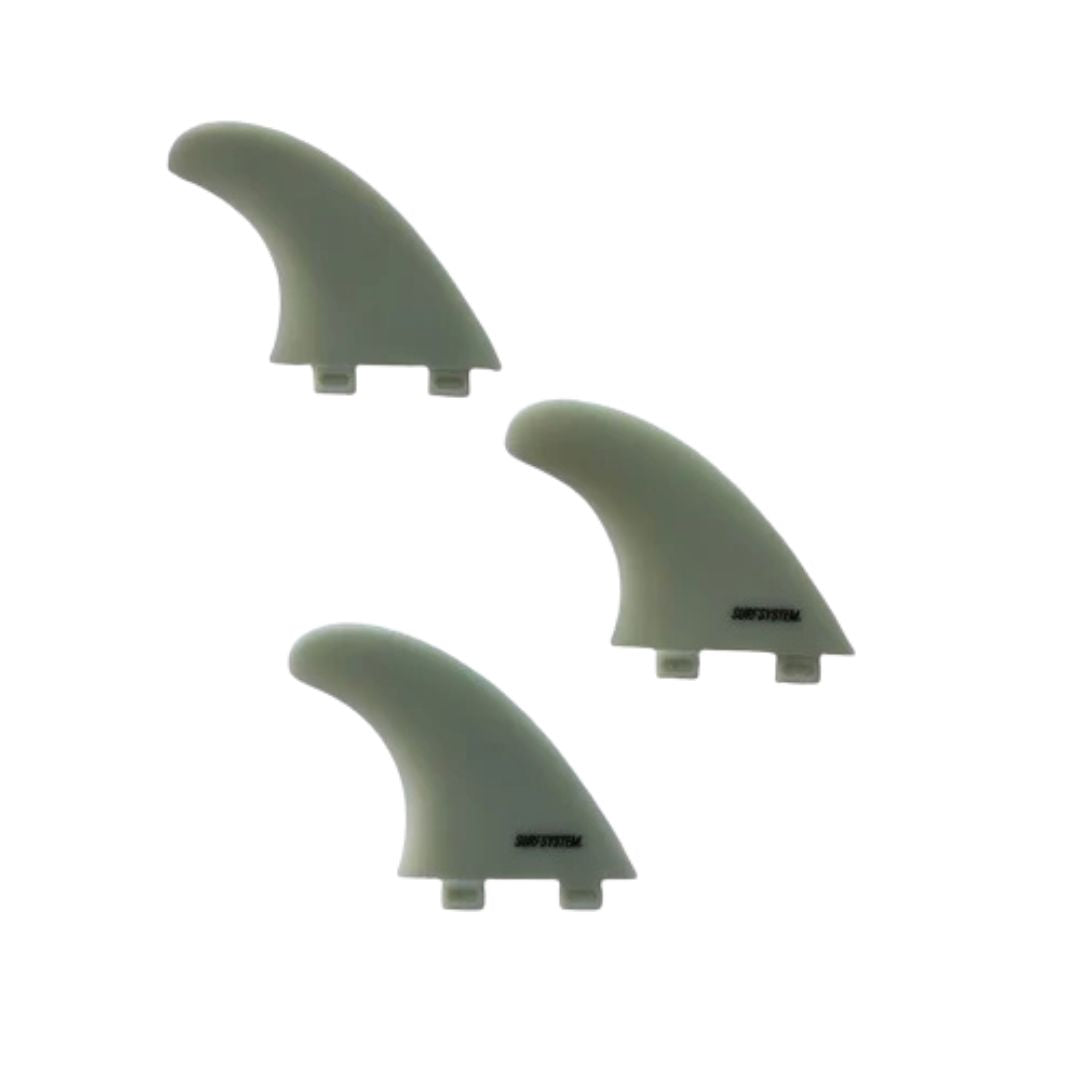 Set de 3 quillas thruster Surf System G5 compatibles FCS1 en color natural compuesto translúcido verdoso, vista de las tres piezas sobre fondo blanco con logo de marca visible.