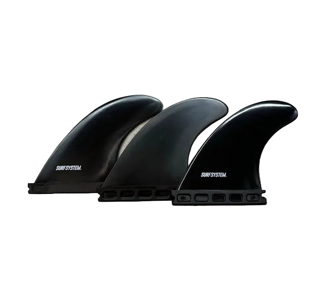 Set de 3 quillas thruster Surf System G5 compatibles Futures en negro, vista de las tres piezas con logo de marca visible — 1 quilla central y 2 laterales.