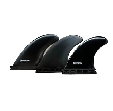 Set de 3 quillas thruster Surf System G5 compatibles Futures en negro, vista de las tres piezas con logo de marca visible — 1 quilla central y 2 laterales.