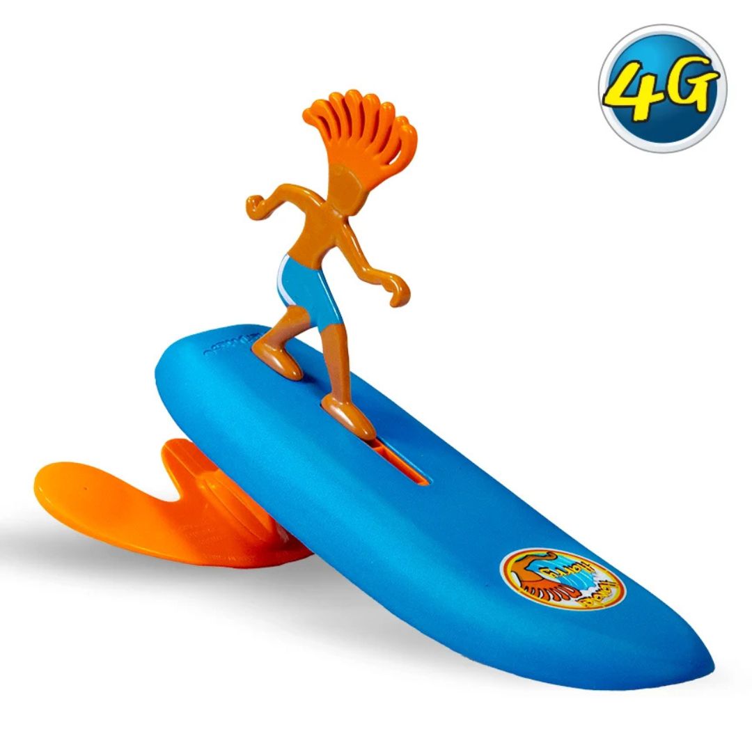 Surfer Dudes Classics Series 2 Hanalei Harry, mini surfista boomerang de playa en color azul claro, con melena naranja y bañador azul, sobre tabla insumergible con quilla naranja.