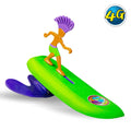 Surfer Dudes Classics Series 2 J-Bay Jack, mini surfista boomerang de playa en color verde, con melena morada y bañador a juego, sobre tabla insumergible con quilla morada.