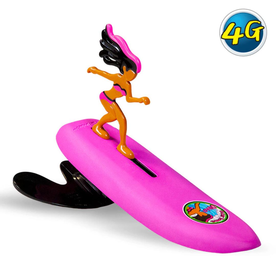 Surfer Dudes Classics Series 2 Outer Banks Olivia, mini surfista boomerang de playa en color rosa, con melena negra y rosa y bikini a juego, sobre tabla insumergible con quilla negra.