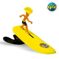 Surfer Dudes Classics Series 2 Trestles Tim, mini surfista boomerang de playa en color amarillo, con melena amarilla y bañador negro, sobre tabla insumergible con quilla negra.