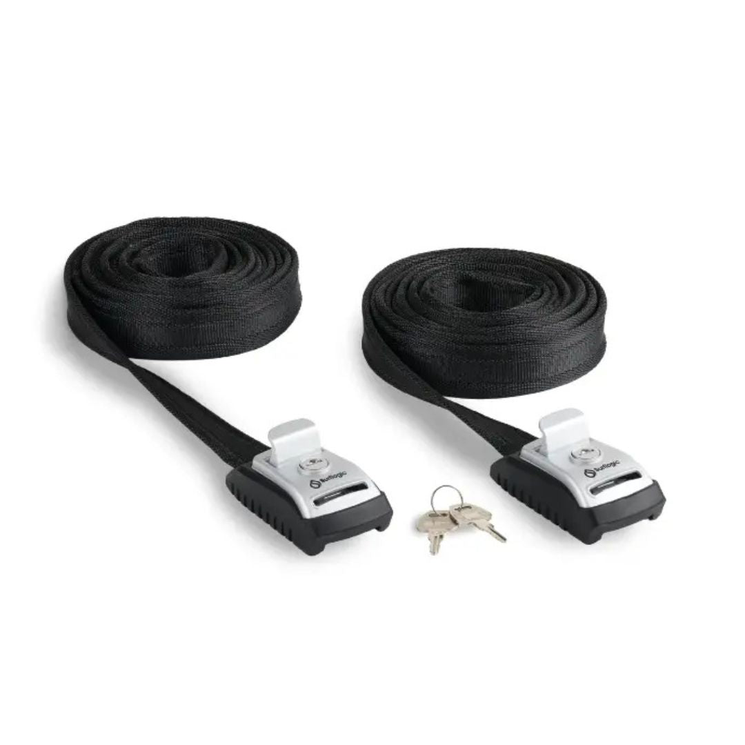 Pack de dos cinchas-candado Surflogic de 3 metros en negro, enrolladas junto a sus hebillas metálicas bloqueables y las dos llaves correspondientes, sobre fondo blanco.