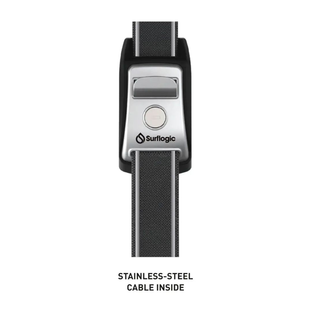 Detalle de la hebilla bloqueable con llave de la cincha-candado Surflogic, con el texto STAINLESS-STEEL CABLE INSIDE que confirma el refuerzo de cable de acero inoxidable en el interior de la cinta.