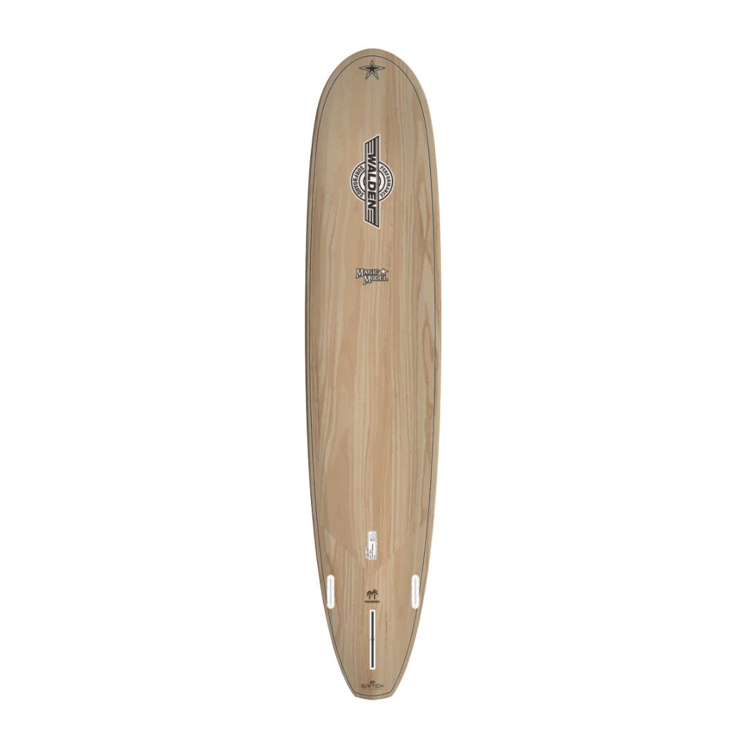 Surftech Walden Magic Madera 9'6'' longboard vista inferior con configuración 2+1 quillas y sistema de caja central en tail.