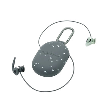 Tapones oídos surf Creatures SurfEars 4.0 black sage: kit completo con funda silicona gris terrazzo, mosquetón, tapones bicolor negro y sage y cordón desmontable.