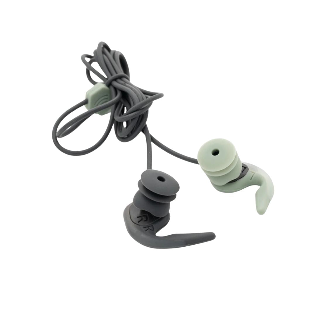 Tapones oídos surf SurfEars 4.0 black sage desplegados con cordón desmontable gris oscuro, tapón negro oído derecho y tapón sage oído izquierdo con geles y aletas