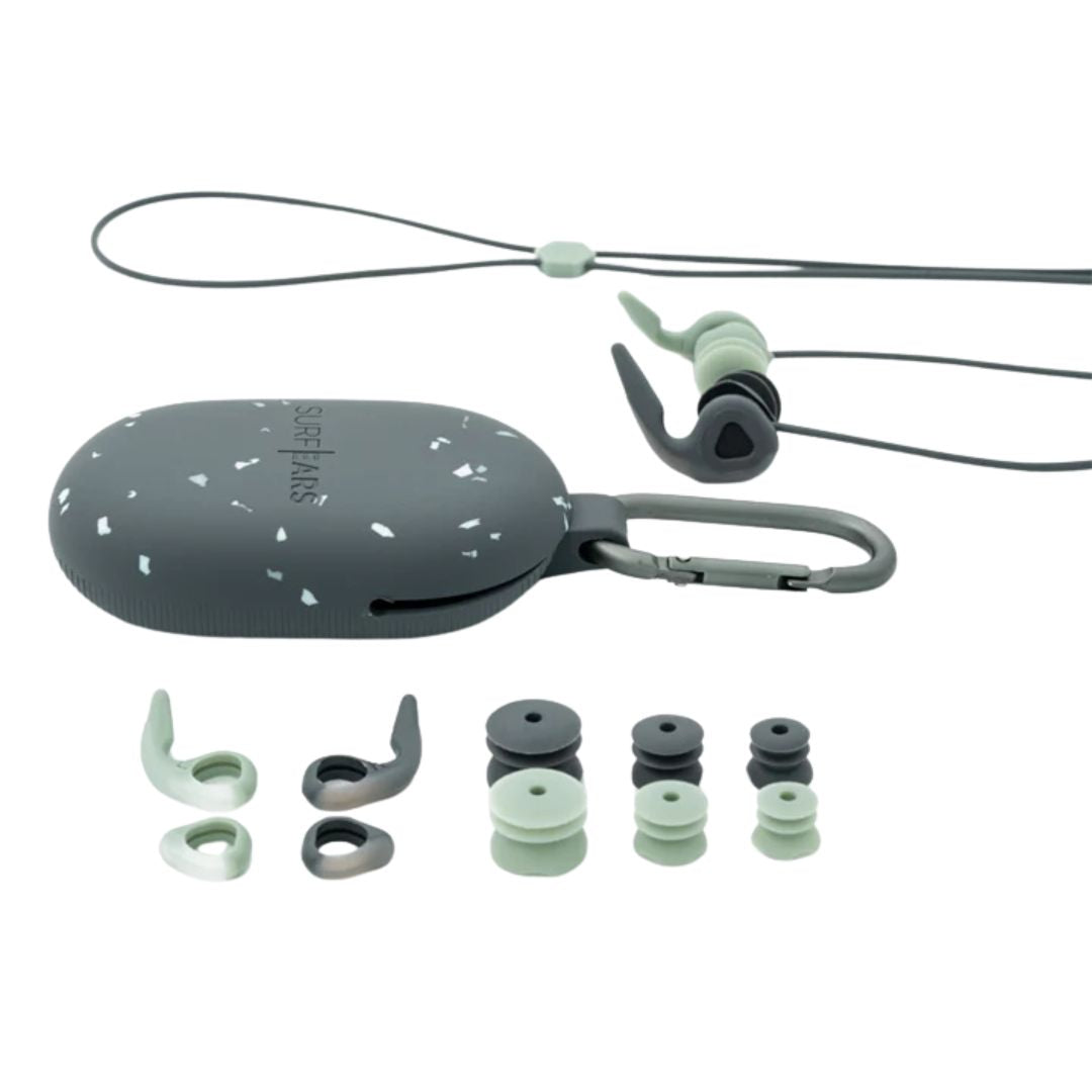 Kit completo tapones surf Creatures SurfEars 4.0 black sage: funda gris terrazzo, cordón, aletas S negro y sage, y geles intercambiables en tallas XS S M L.