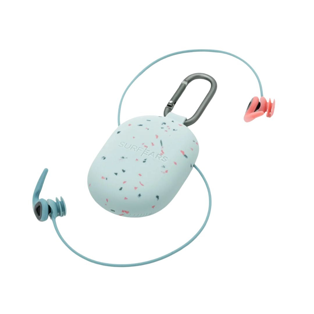 Tapones oídos surf Creatures SurfEars 4.0 coral sky: kit completo con funda silicona terrazzo sky, mosquetón, tapón coral sin aleta y tapón sky con aleta y cordón.