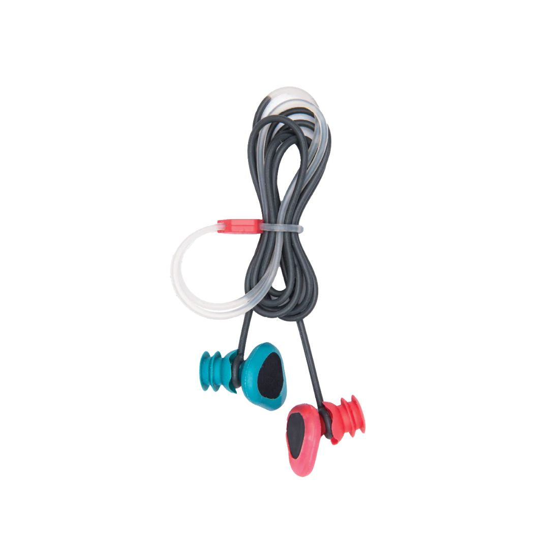 Tapones oídos surf niños SurfEars Junior 2.0 red teal con cordón bicolor gris y blanco: tapón izquierdo teal y tapón derecho rojo con malla acústica negra.