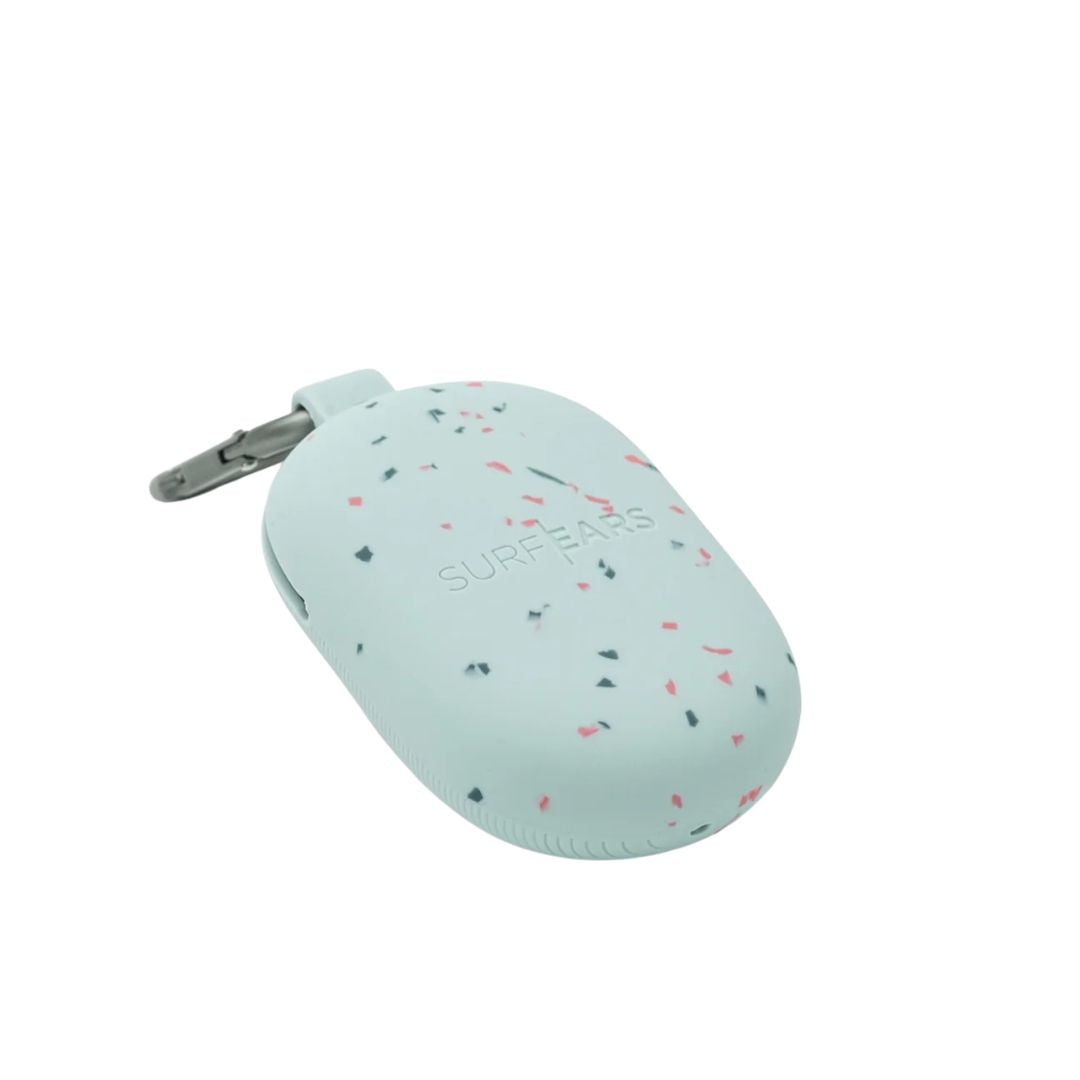 Funda de silicona reciclada sky terrazzo con confeti coral y gris de los tapones surf Creatures SurfEars 4.0 coral sky con mosquetón metálico y logo SurfEars.