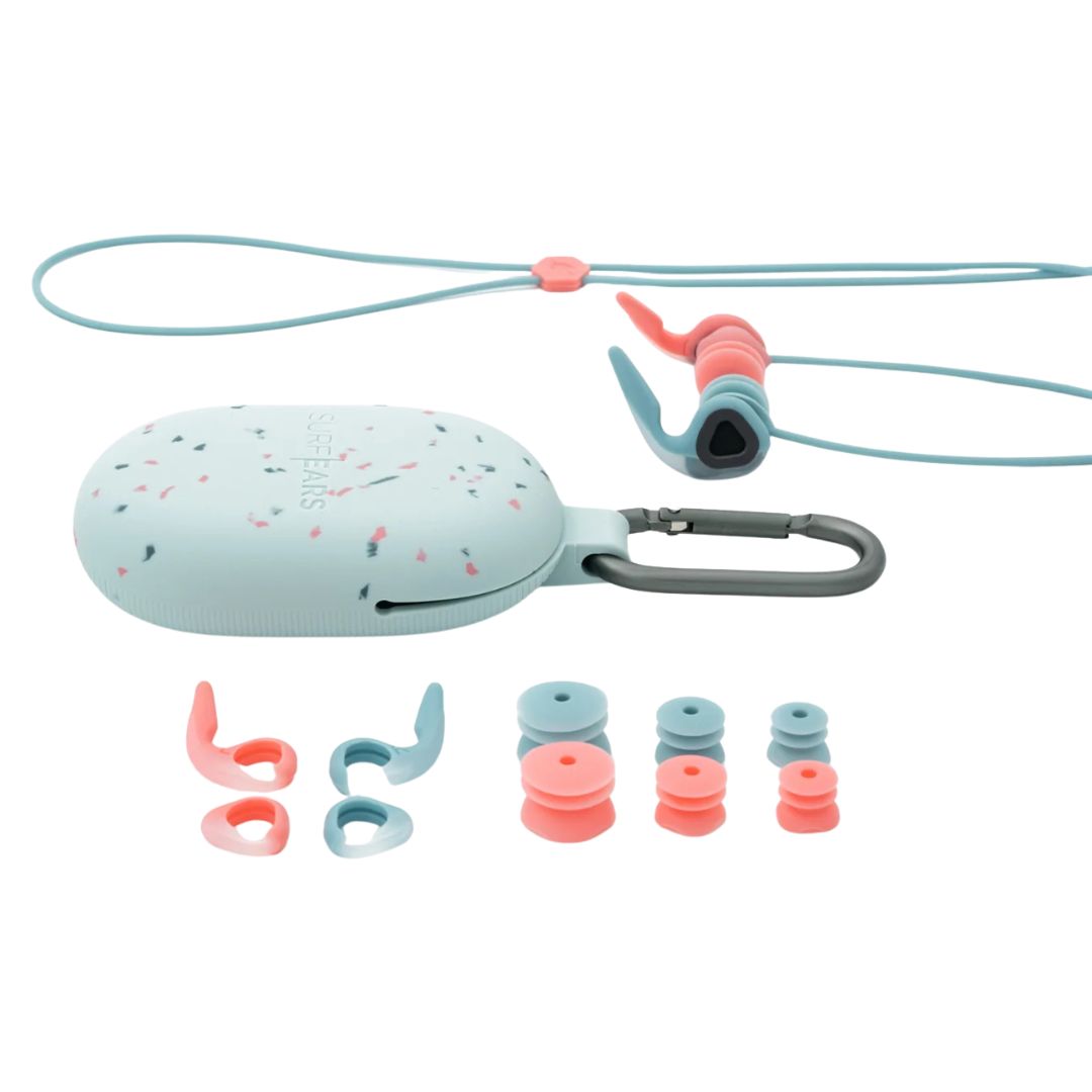 Kit completo tapones surf SurfEars 4.0 coral sky: funda terrazzo sky, cordón, tapones bicolor, aletas S coral y sky y geles intercambiables tallas XS S M L.