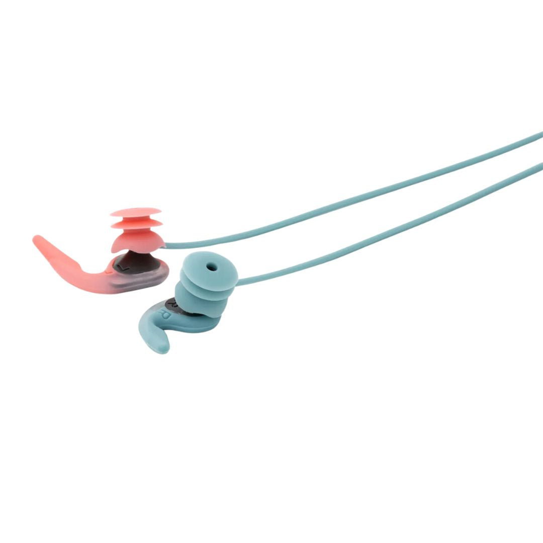 Tapones oídos surf SurfEars 4.0 coral sky con cordón azul sky: tapón izquierdo coral con aleta y geles apilados y tapón derecho sky con malla acústica patentada.