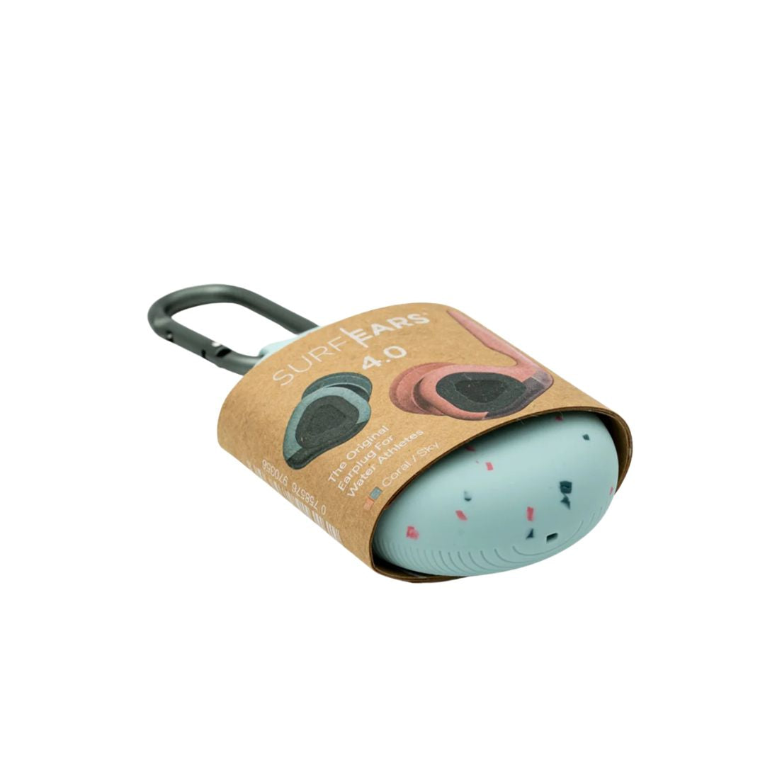 Tapones surf SurfEars 4.0 coral sky en packaging ecológico kraft con funda silicona terrazzo sky, mosquetón y leyenda The Original Earplug For Water Athletes.