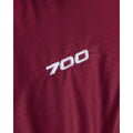 Detalle del número 700 bordado en blanco sobre el tejido ripstop granate de la chaqueta de plumas The North Face Nuptse, que indica el poder de relleno del plumón.