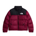 Vista frontal de la chaqueta de plumas The North Face Nuptse granate con hombros y cuello alto negros, logo bordado en el pecho, cremallera central y bolsillos laterales.