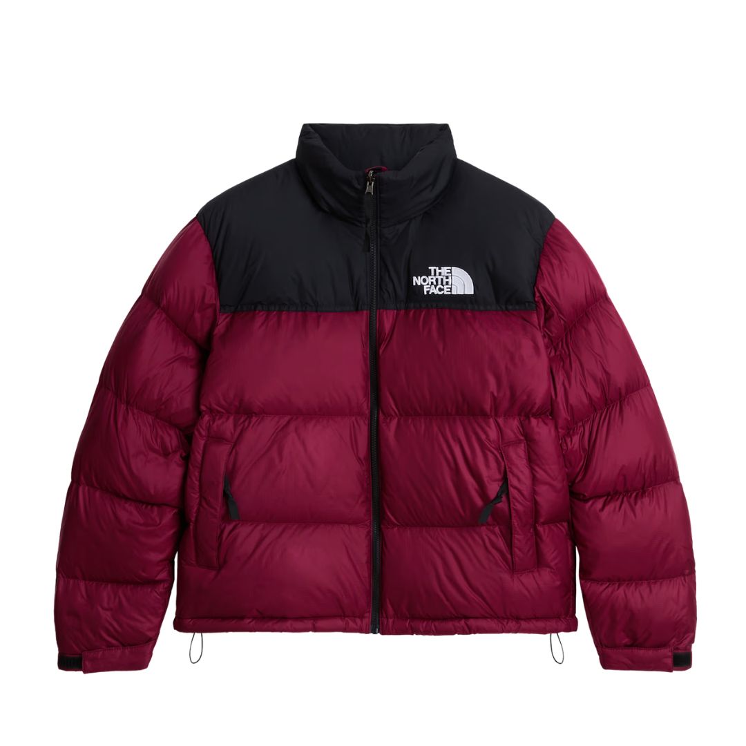 Vista frontal de la chaqueta de plumas The North Face Nuptse granate con hombros y cuello alto negros, logo bordado en el pecho, cremallera central y bolsillos laterales.