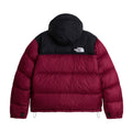 Vista trasera de la chaqueta de plumas The North Face Nuptse en granate con canesú y capucha negros, logo bordado en la espalda, cordones del bajo y gomas en los puños.