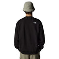 Hombre con la Sudadera The North Face Axys Crew Negra espalda