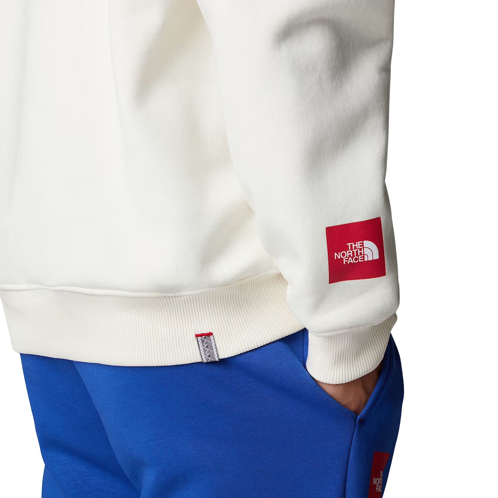 Cintura y Parche The North Face Rojo de la Sudadera The North Face Axys Crew Blanca