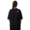 Mujer con la camiseta The North Face AXYS S/S Tee espalda