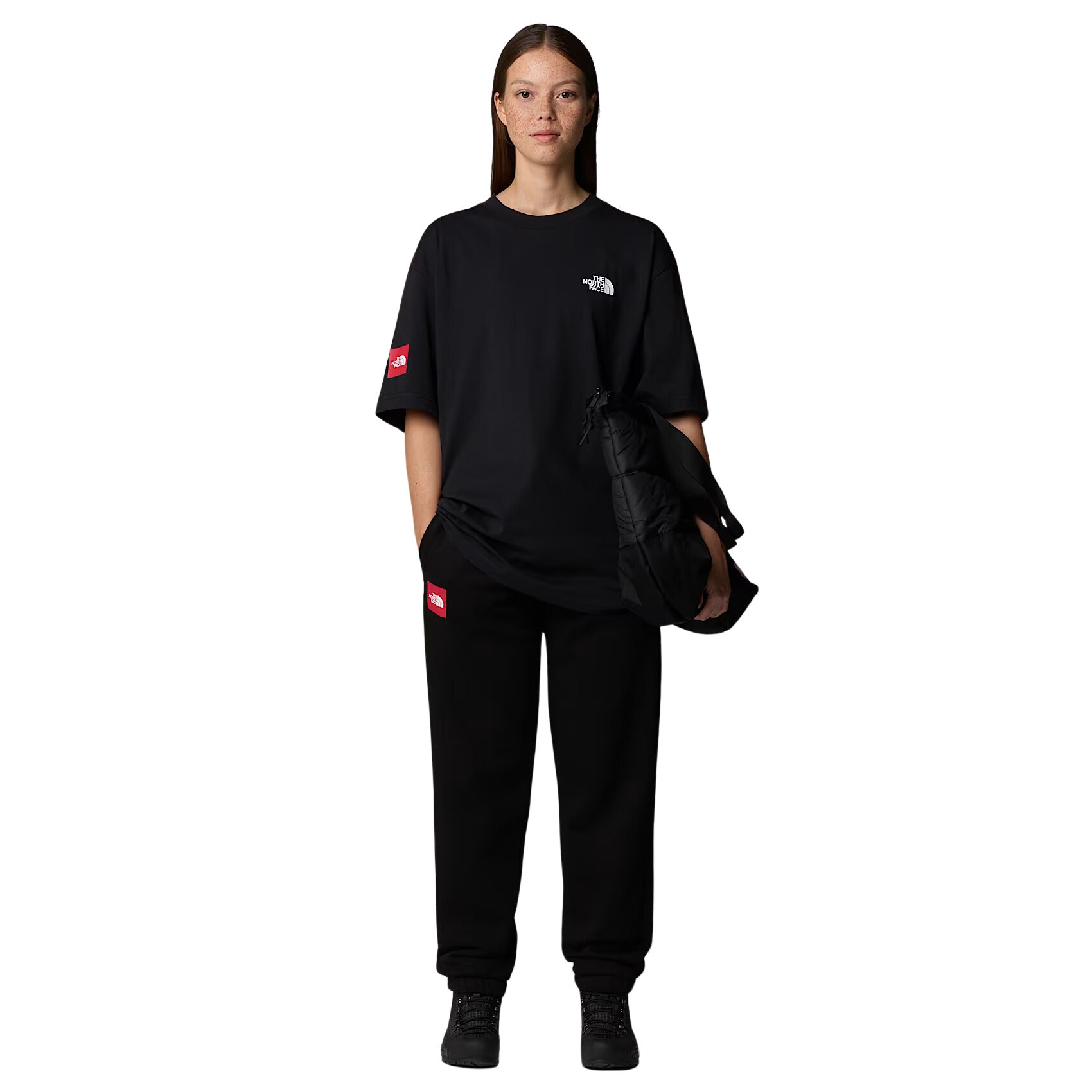 Mujer con la camiseta The North Face AXYS S/S Tee