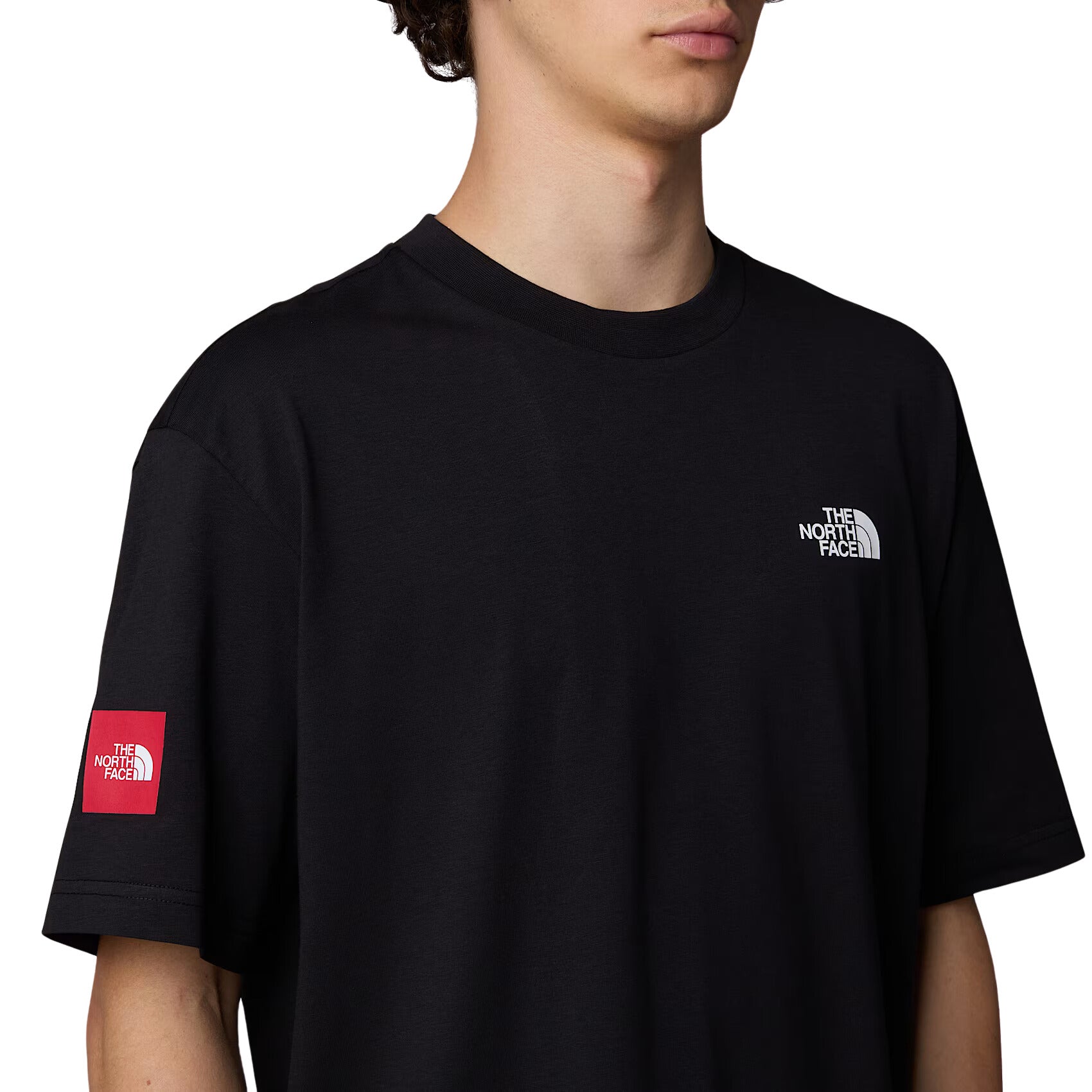 Hombre con la camiseta The North Face AXYS S/S Tee pecho