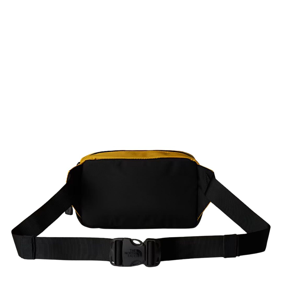 Vista trasera de la riñonera The North Face Base Camp Lumbar Summit Gold TNF Black con cierre de clip ajustable
