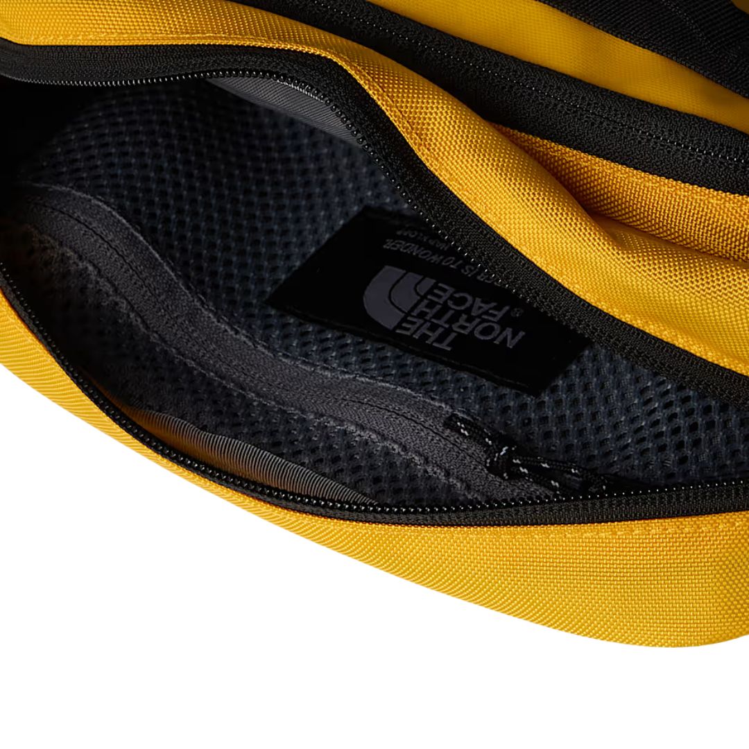 Interior de la riñonera The North Face Base Camp Lumbar Summit Gold TNF Black con bolsillo de malla y cremallera